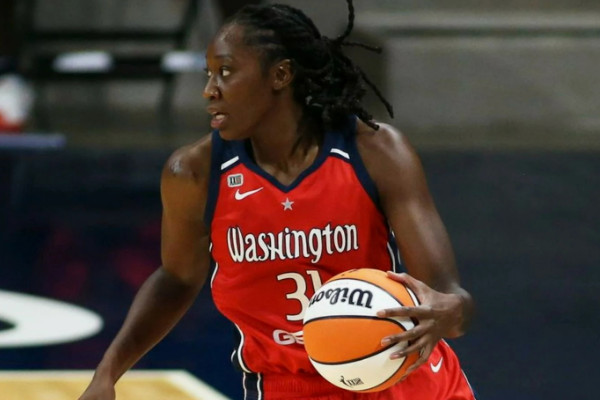 查尔斯三分绝杀!WNBA历史得分榜再添传奇!